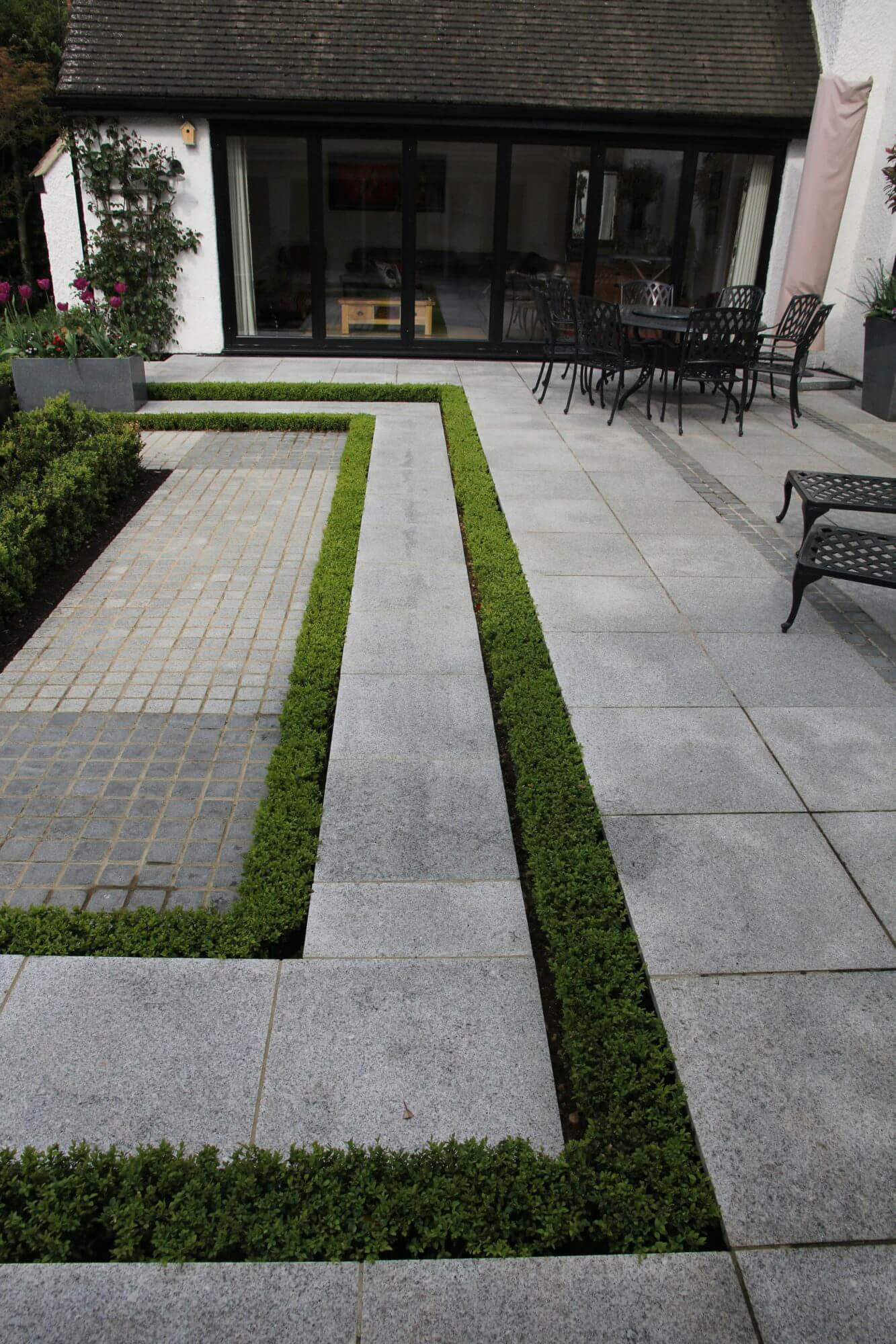 Square edged concrete steps with buxus framing