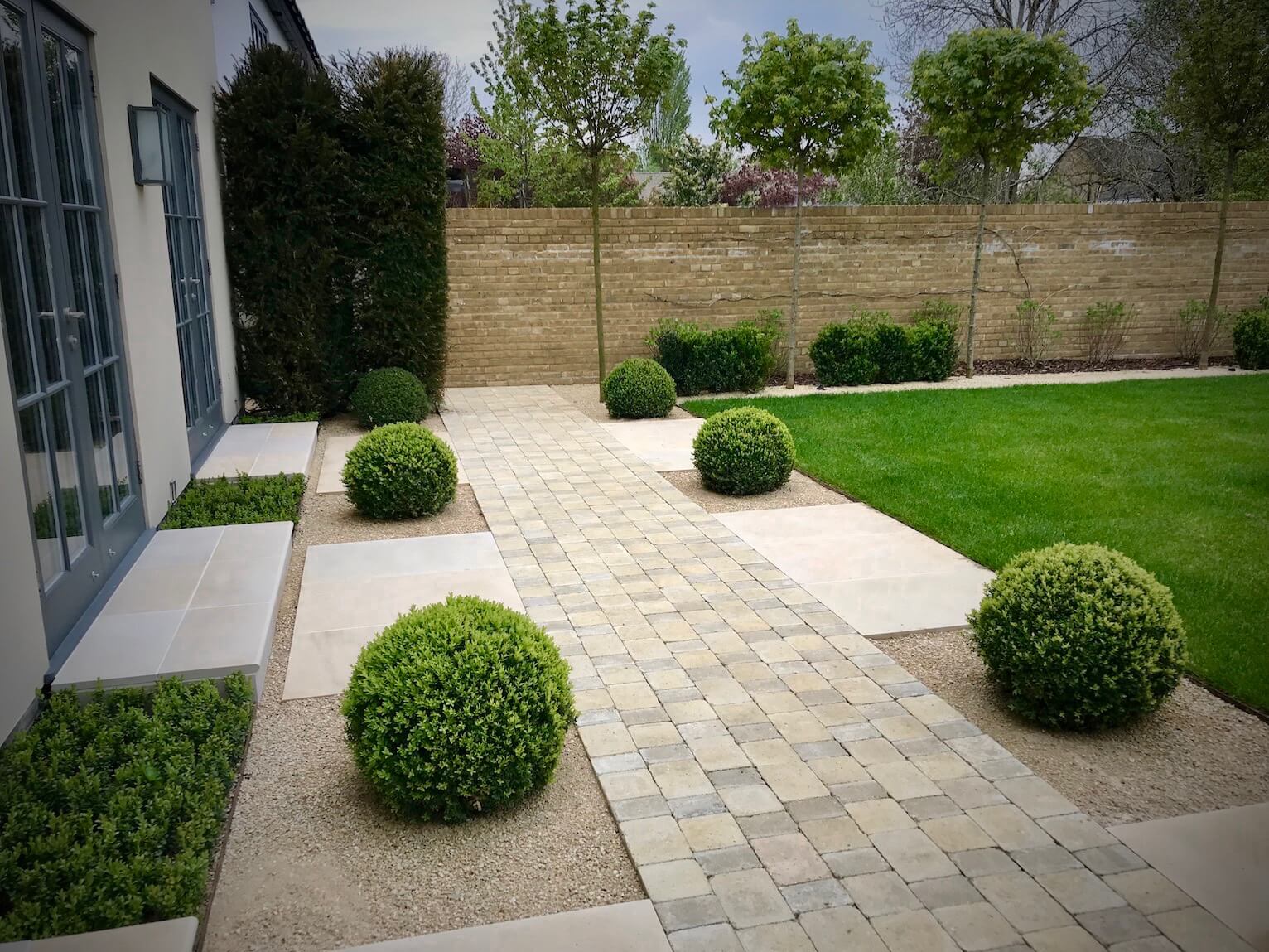 townhouse garden in Oxford cobble paths and buxom balls