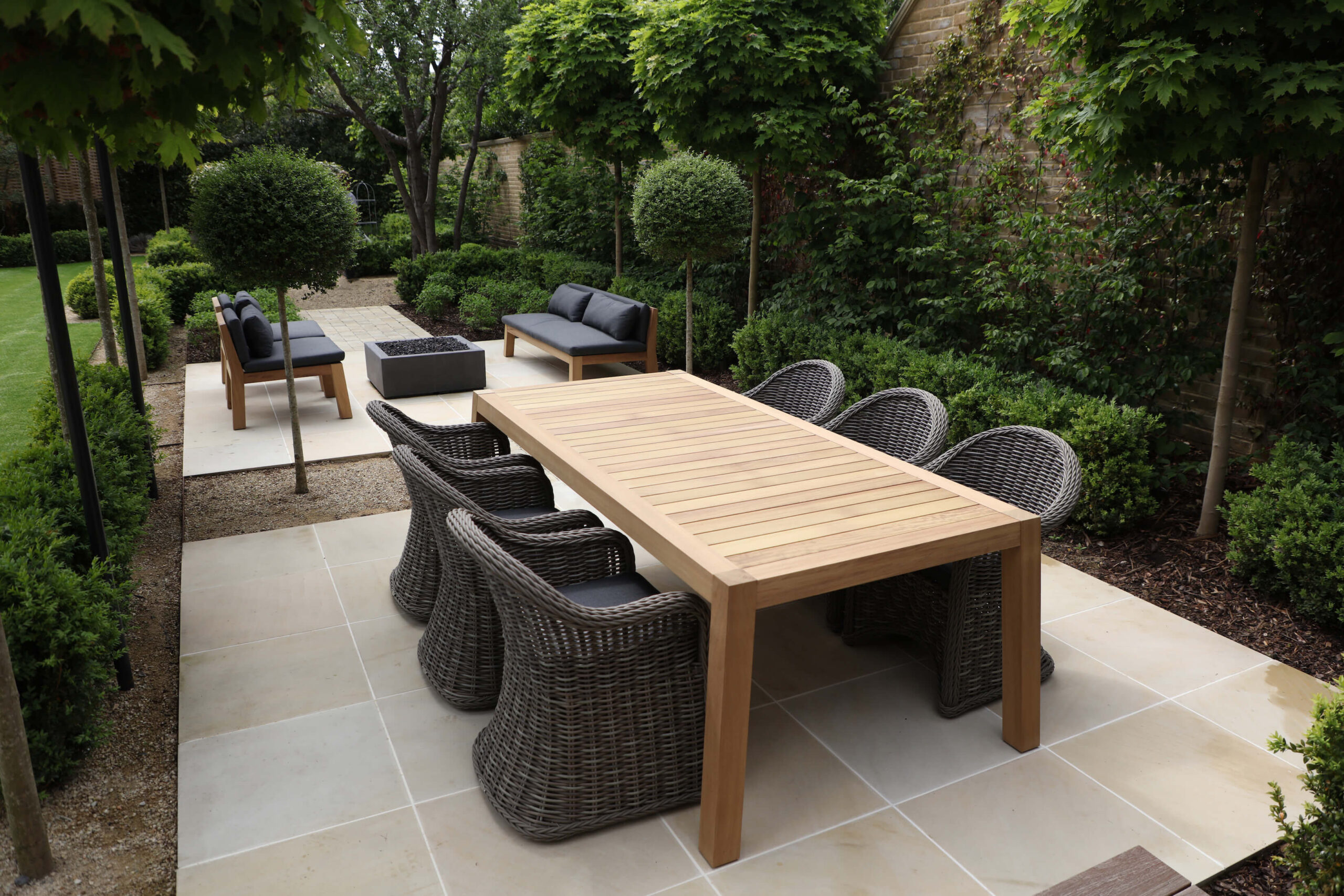 townhouse garden in Oxford dining table in cosy space