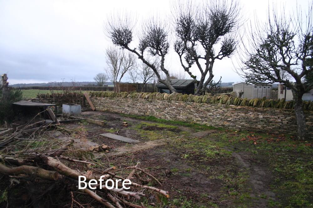 field in Kingham that is in farm ruins