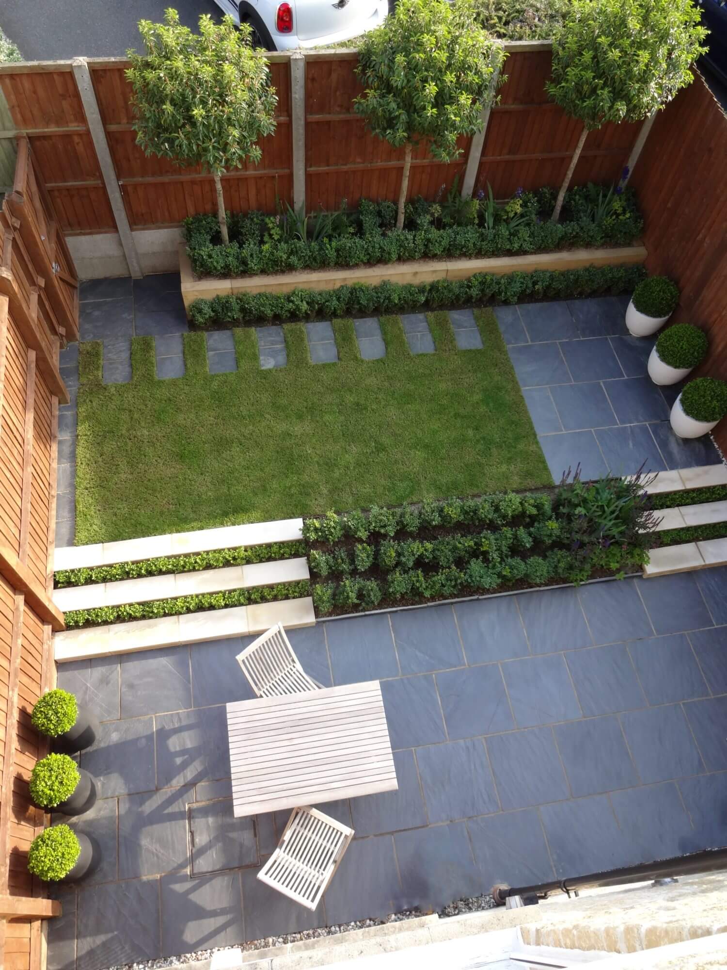 a small oxfordshire garden designed with slate paving and lawn