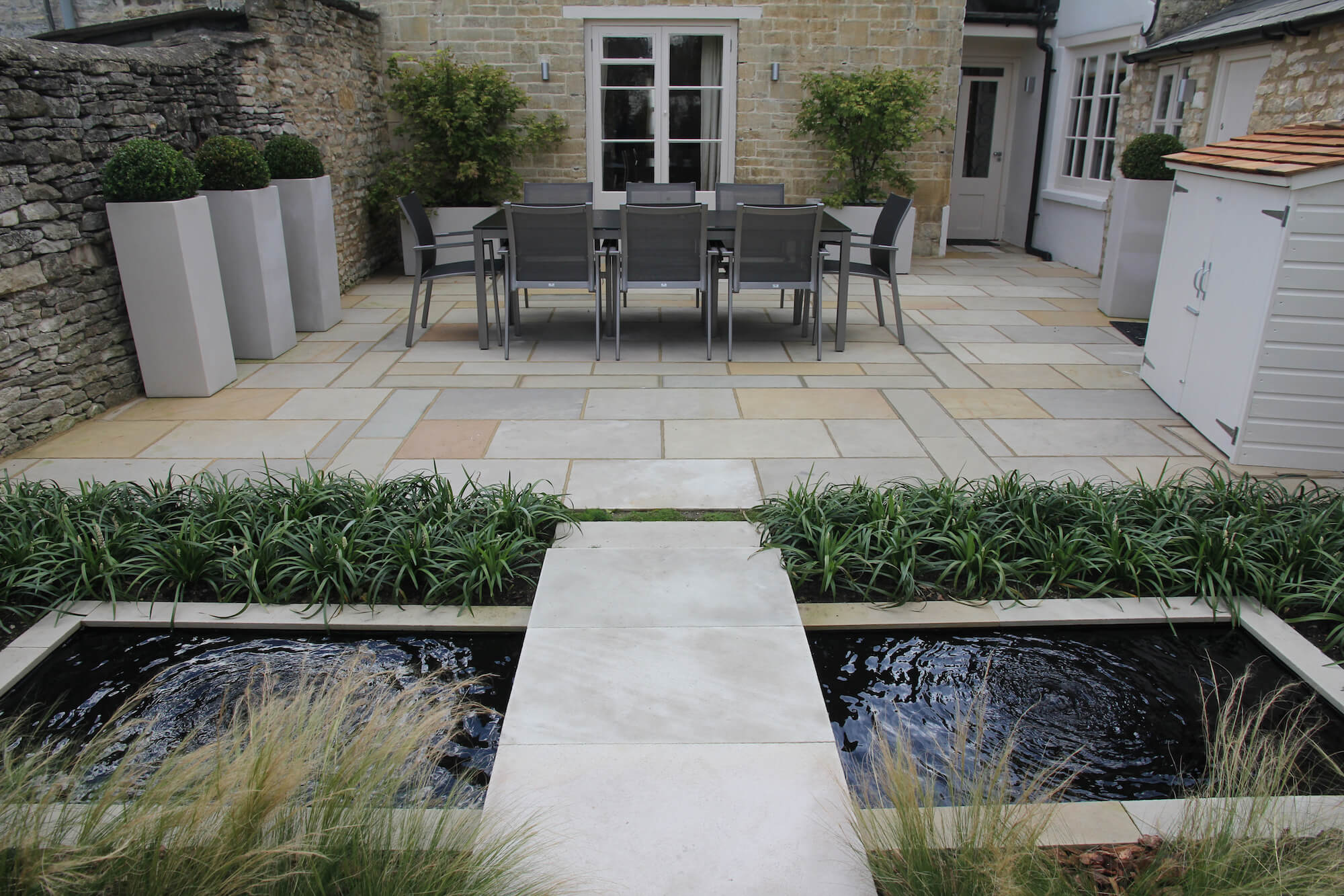 Burford patio garden with water pool