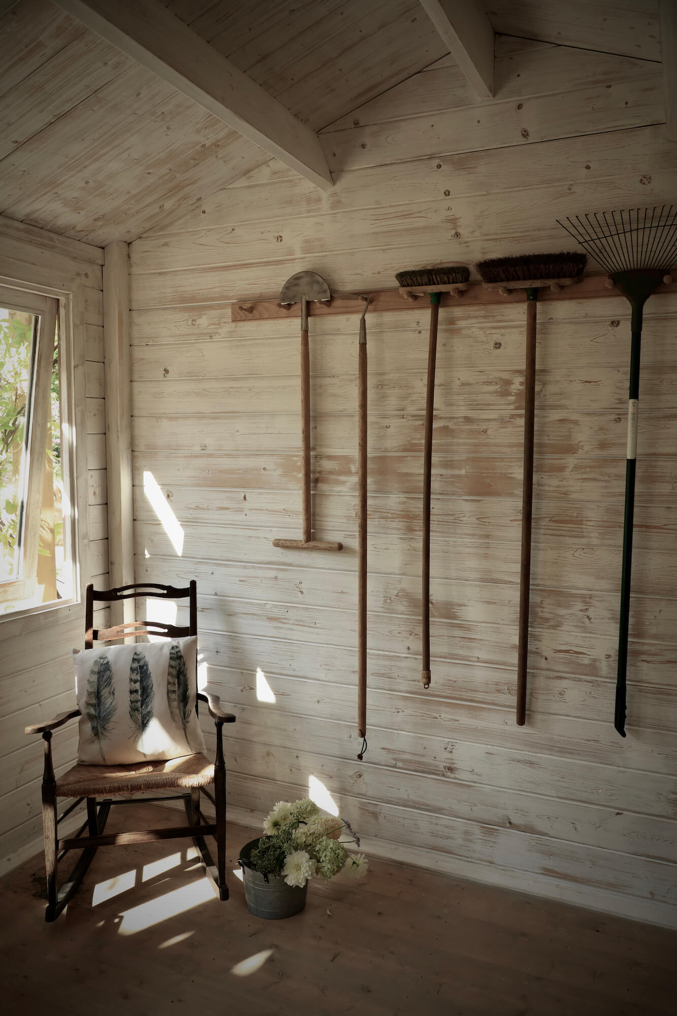 Burford Shed GARDEN DESIGN OXFORDSHIRE © Hendy Curzon