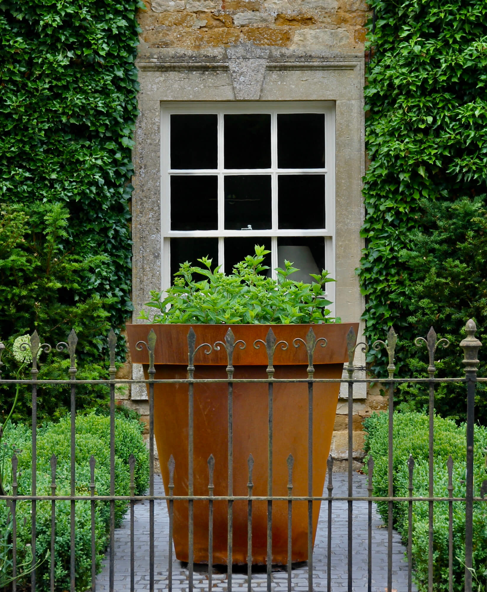 Judges House in Kinham front of garden in Oxfordshire