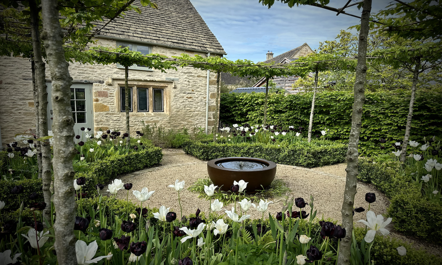 Barn cottage in Kingham monastic garden around Corden waterfowl